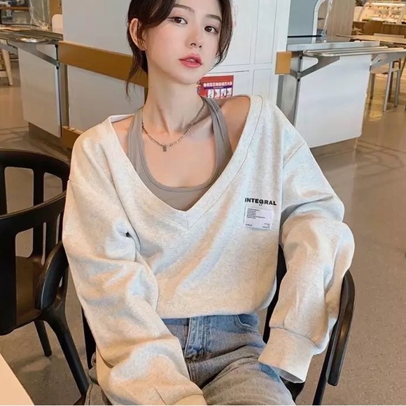 Sweatshirt gray v-neck top long sleeve off shoulder cropped top - Picture 4 of 4